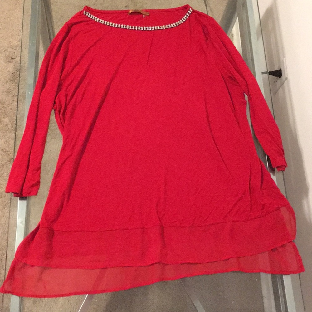 Red mid sleeve high low shirt